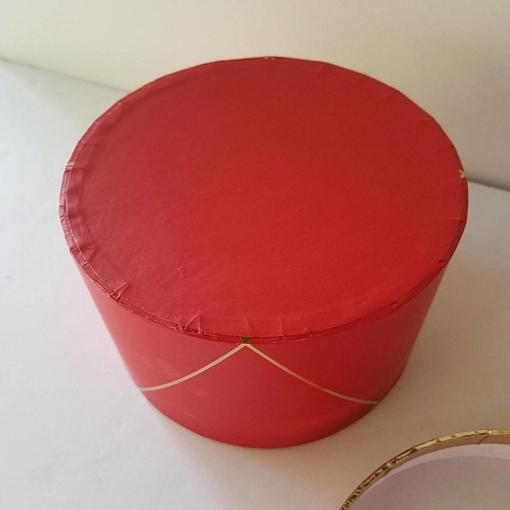 Circle Gift Box Red And Gold - Picture 8 of 8